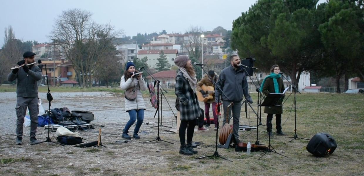Το μουσικό σχήμα Ρόμβος έξω από το Γ.Ν. Θεσσαλονίκης Γ. Παπανικολάου