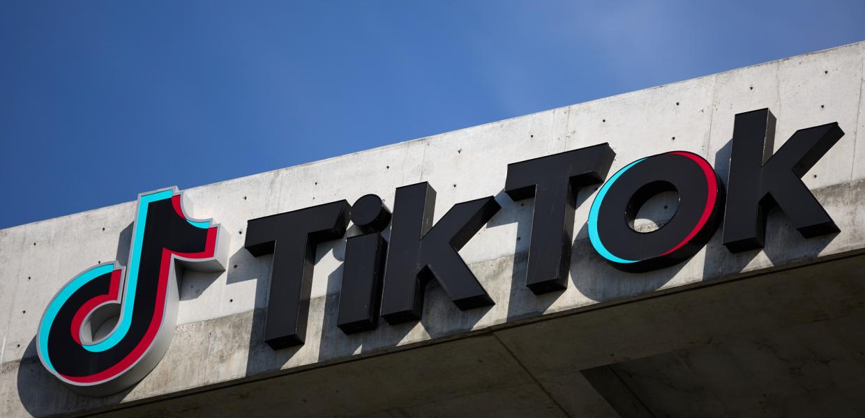 Λογότυπο TikTok σε πρόσοψη κτιρίου