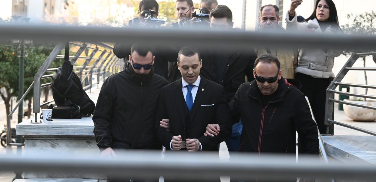 Ο Ηλίας Κασιδιάρης με χειροπέδες συνοδεία αστυνομικών με πολιτικά