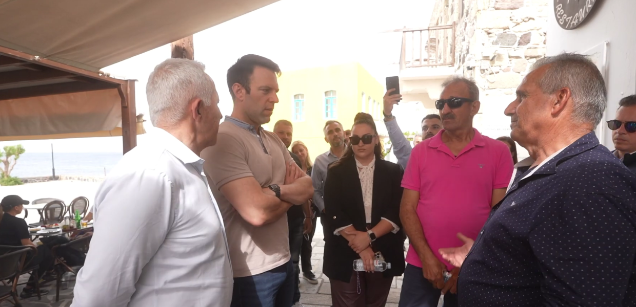 Ο Στέφανος Κασσελάκης μιλά με κατοίκους στη Νίσυρο
