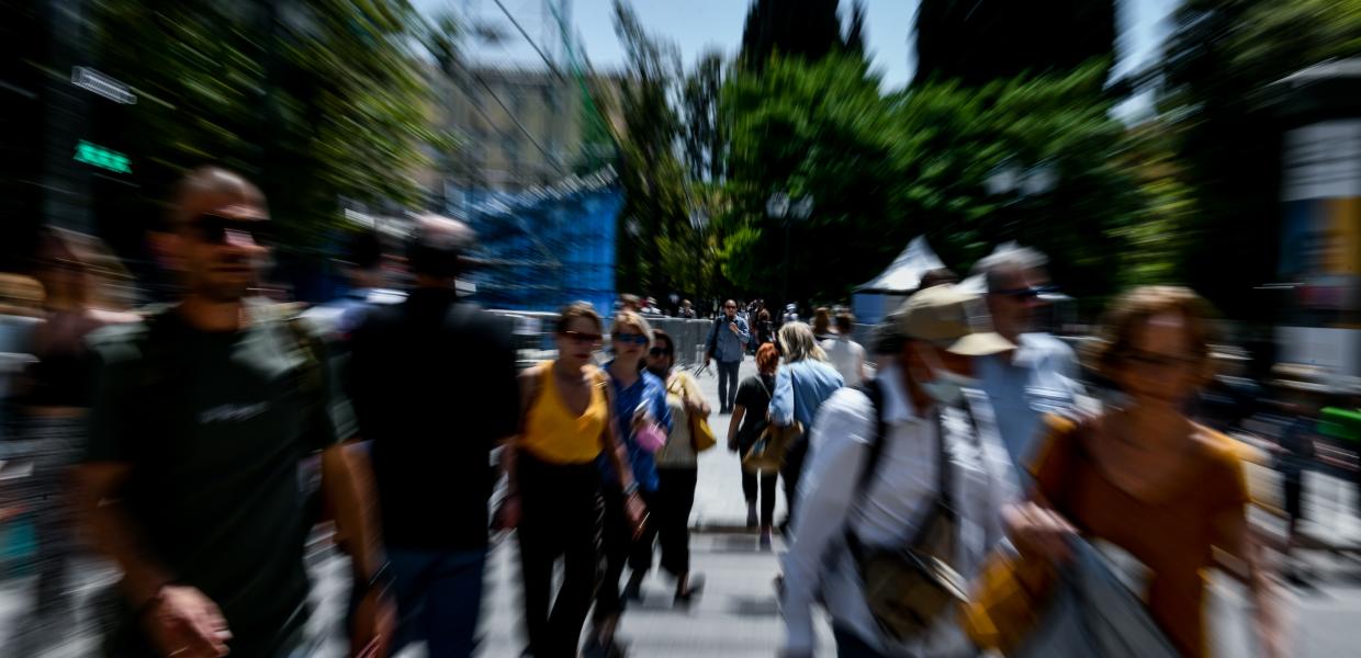 Κόσμος περπατάει στο κέντρο της Αθήνας