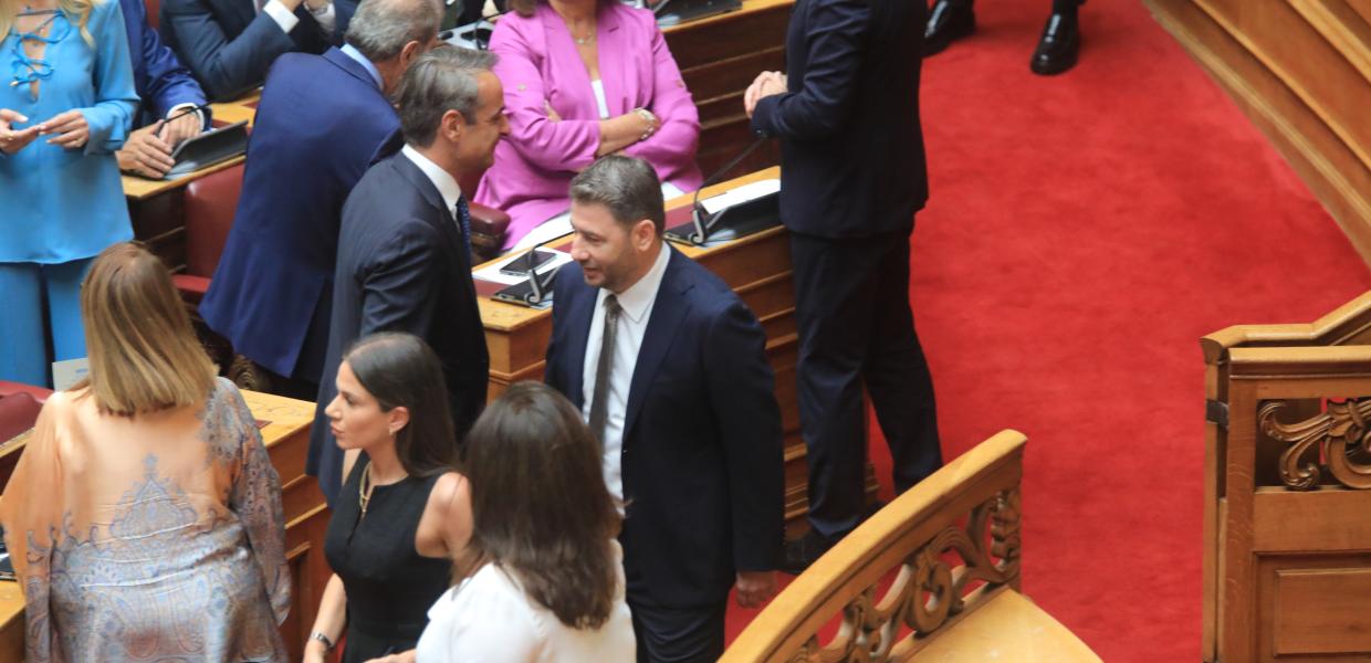 Κυριάκος Μητσοτάκης και Νίκος Ανδρουλάκης στη Βουλή