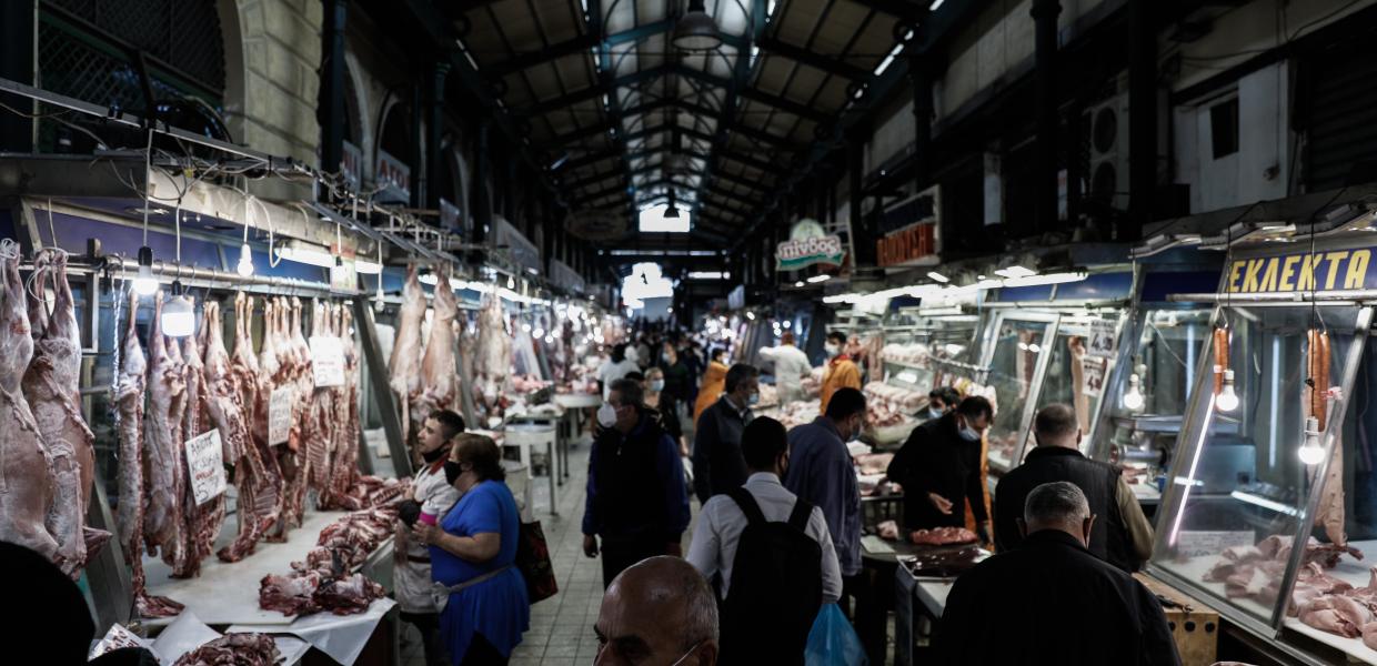 Κόσμος στη Βαρβάκειο αγορά για τα ψώνια του Πάσχα