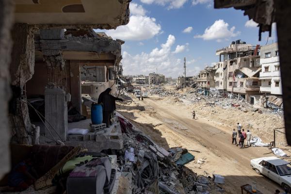 Άνθρωποι ανάμεσα στα ερείπια στη Γάζα