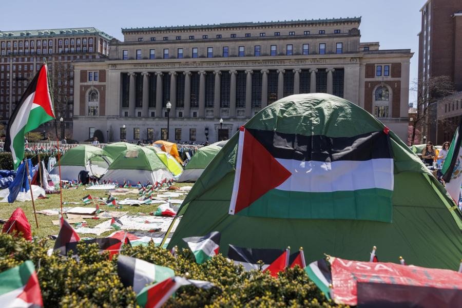 Σκηνή με παλαιστινιακή σημαία στο πανεπιστήμιο Columbia
