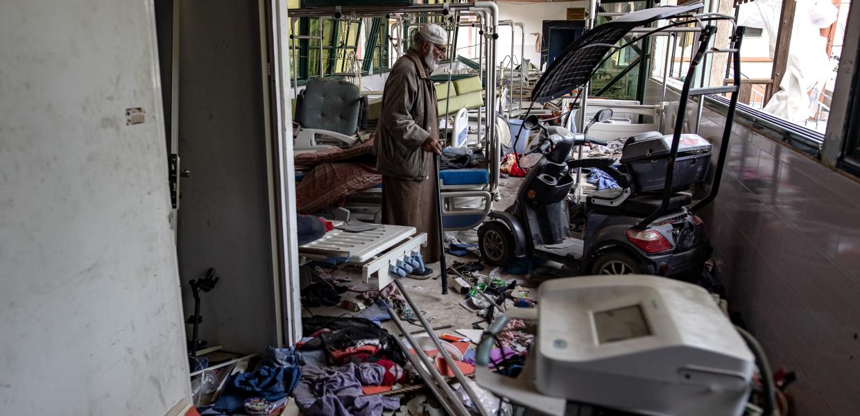 Παλαιστίνιος επιθεωρεί το κατεστραμμένο Νοσοκομείο Nasser της Γάζας