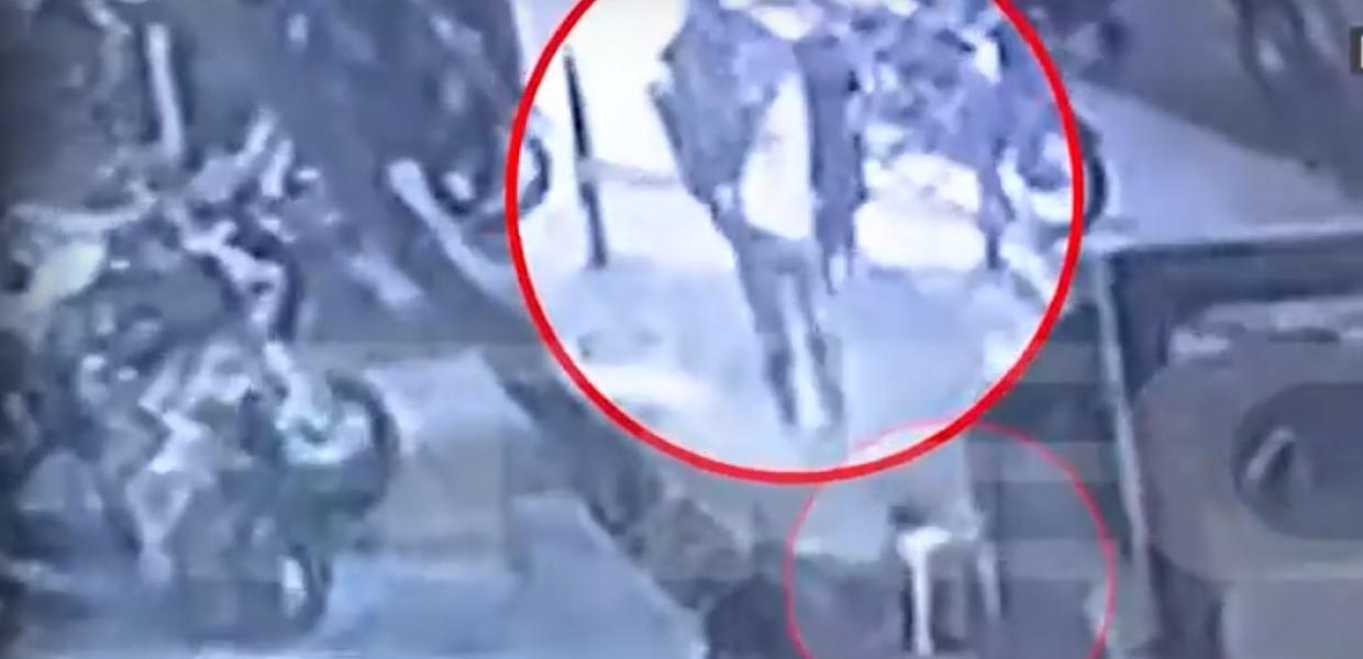 Στιγμιότυπο από κάμερα ασφαλείας που κατέγραψε τη δολοφονία της Κυριακής έξω από το ΑΤ Αγίων Αναργύρων