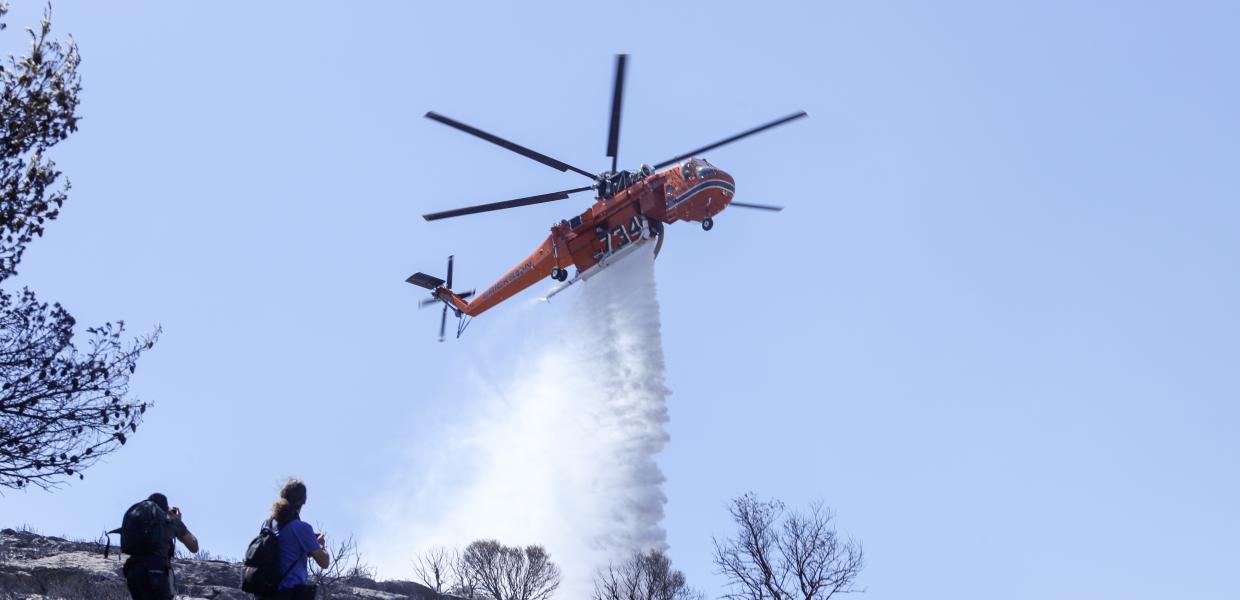 Ελικόπτερο της Πυροσβεστικής επιχειρεί κατάσβεση