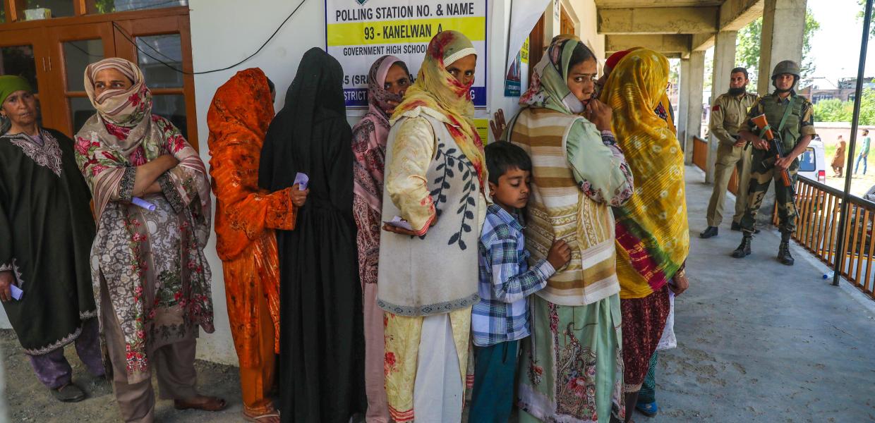 Εκλογές στην Ινδία, κόσμος σε εκλογικό κέντρο στο Κασμίρ