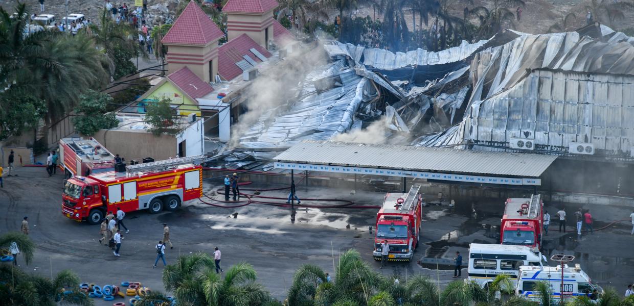 Αεροφωτογραφία της σκηνής καθώς Ινδοί πυροσβέστες αναλαμβάνουν επιχείρηση διάσωσης, μετά από μια τεράστια πυρκαγιά που ξέσπασε στο TRP Gaming Zone στο Rajkot, στη δυτική πολιτεία Γκουτζαράτ της Ινδίας, 25 Μαΐου 2024.