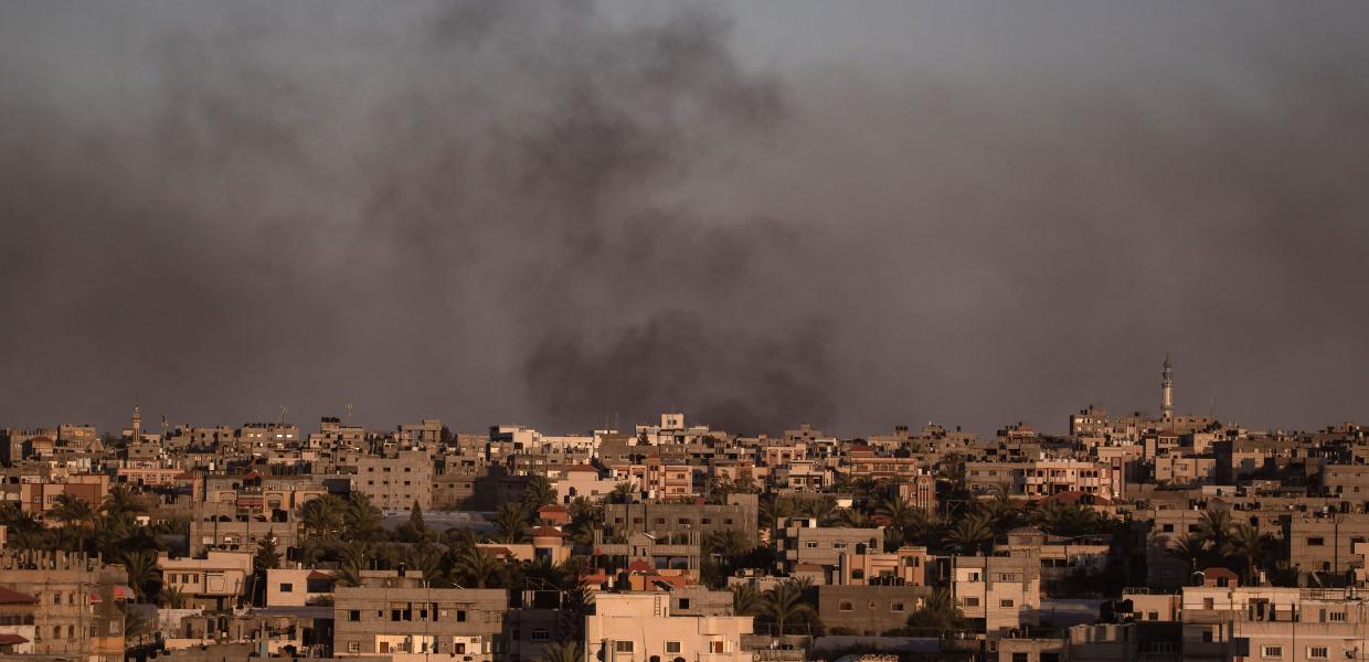 Ο καπνός ανεβαίνει μετά από ισραηλινή αεροπορική επιδρομή στη Ράφα, νότια Λωρίδα της Γάζας, 24 Μαΐου 2024. Το Διεθνές Δικαστήριο Δικαιοσύνης (ICJ) στις 24 Μαΐου διέταξε το Ισραήλ να σταματήσει τη στρατιωτική του επιχείρηση στη Ράφα, να ανοίξει το συνοριακό πέρασμα της Ράφα με την Αίγυπτο για να επιτραπεί η είσοδος ανθρωπιστικής βοήθειας, να επιτραπεί η πρόσβαση στη Γάζα για τους ερευνητές και να υποβάλει έκθεση στο δικαστήριο εντός ενός μηνός σχετικά με την πρόοδό της. 