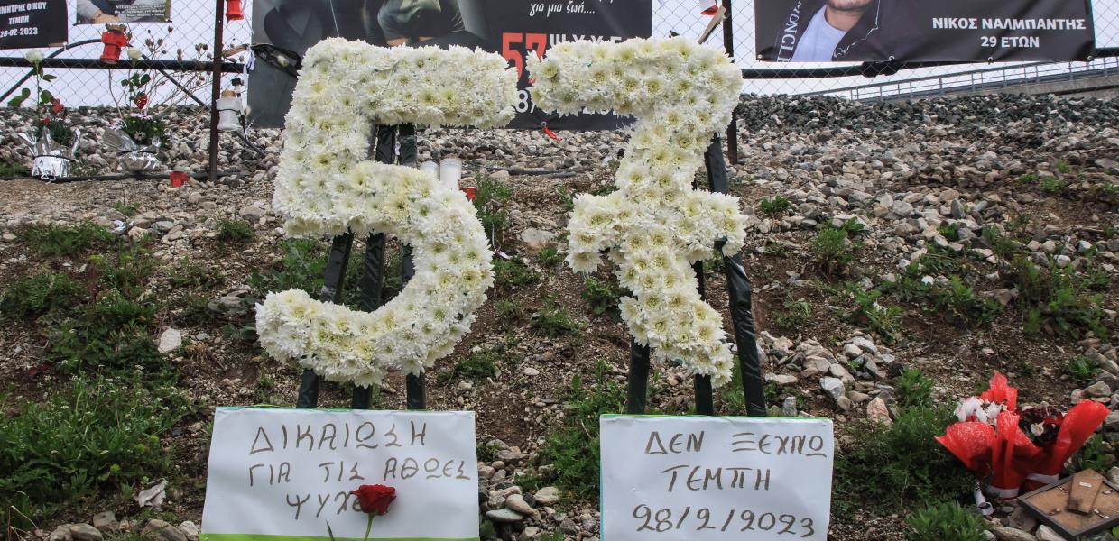Το νούμερο 57 με λουλούδια στο μνημείο για τους νεκρούς, στο σημείο της τραγωδίας των Τεμπών