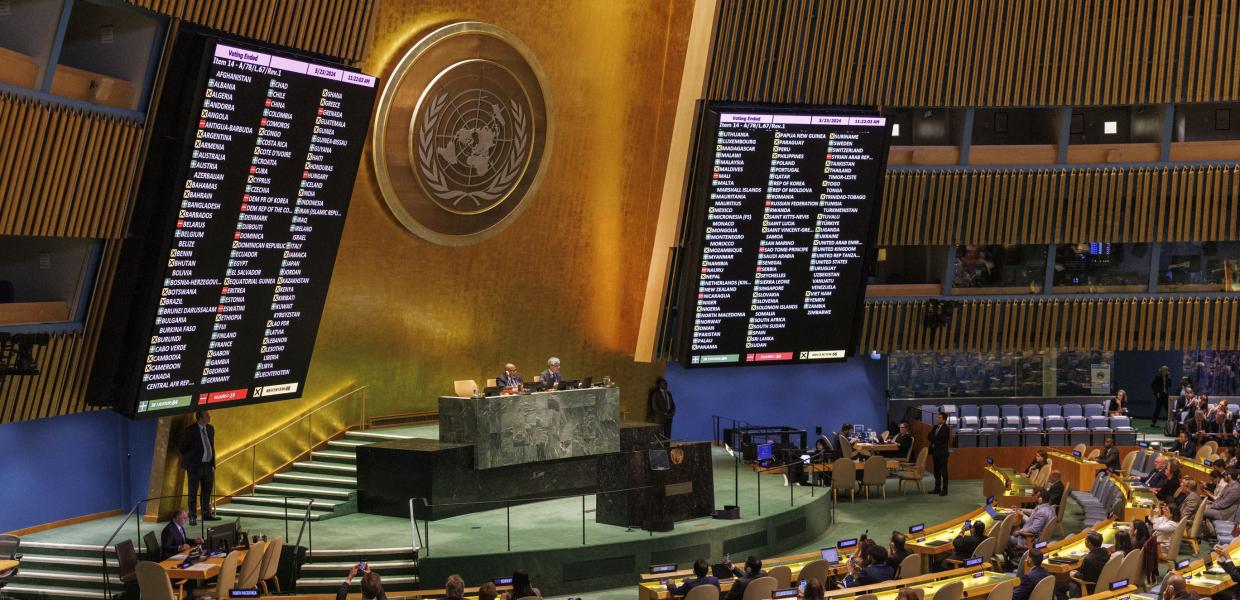 Η ψήφος κάθε χώρας εμφανίζεται στις οθόνες καθώς η Γενική Συνέλευση ψηφίζει για τη δημιουργία Διεθνούς Ημέρας Μνήμης για τα θύματα της γενοκτονίας της Σρεμπρένιτσα