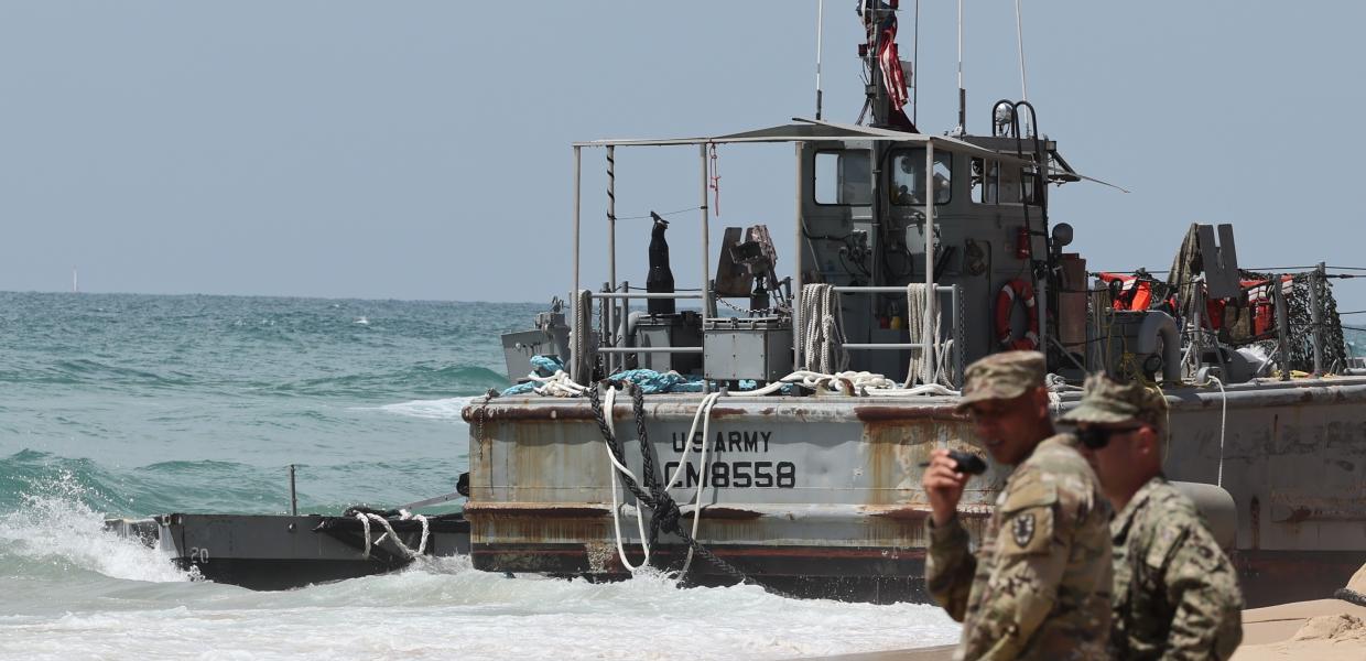 Αμερικανοί στρατιώτες που αξιολογούν την κατάσταση σε σκάφος του αμερικανικού πολεμικού ναυτικού στην πόλη Ashdod, Ισραήλ, 26 Μαΐου 2024. 