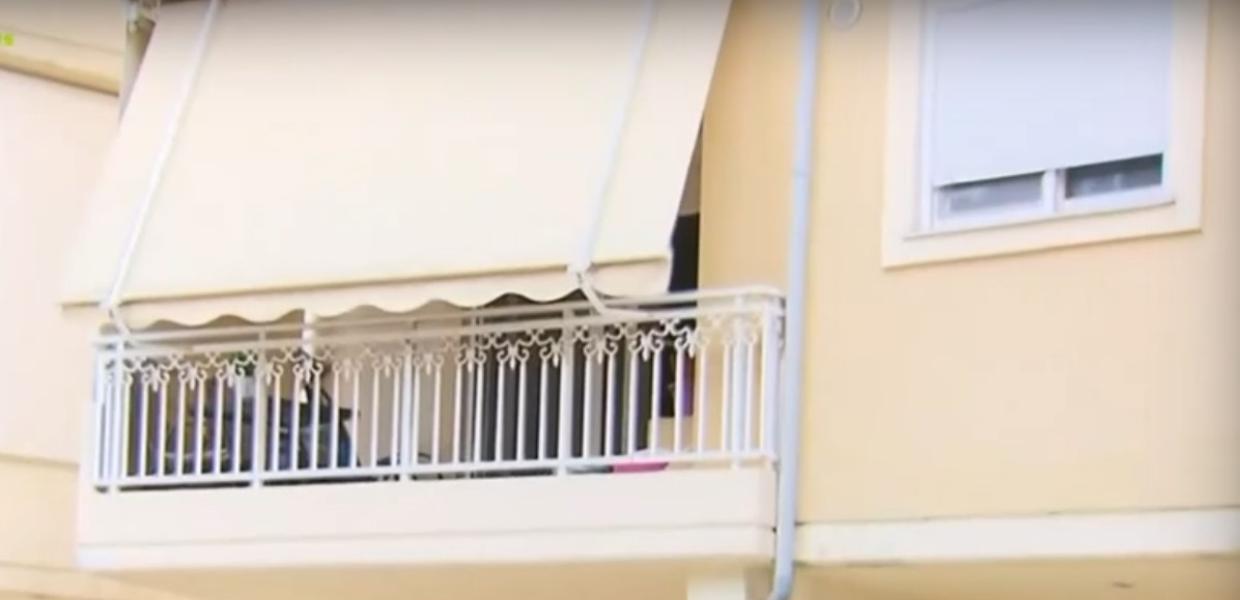Το μπαλκόνι του ζευγαριού στην Αλεξανδρούπολη όπου ο 81χρονος σκότωσε τη σύζυγό του