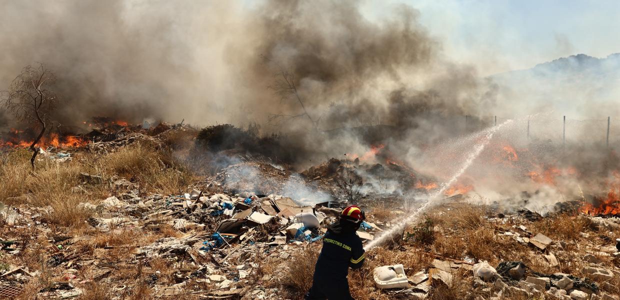 Πυροσβέστης επιχειρεί στη φωτιά στη Βάρης Κορωπίου