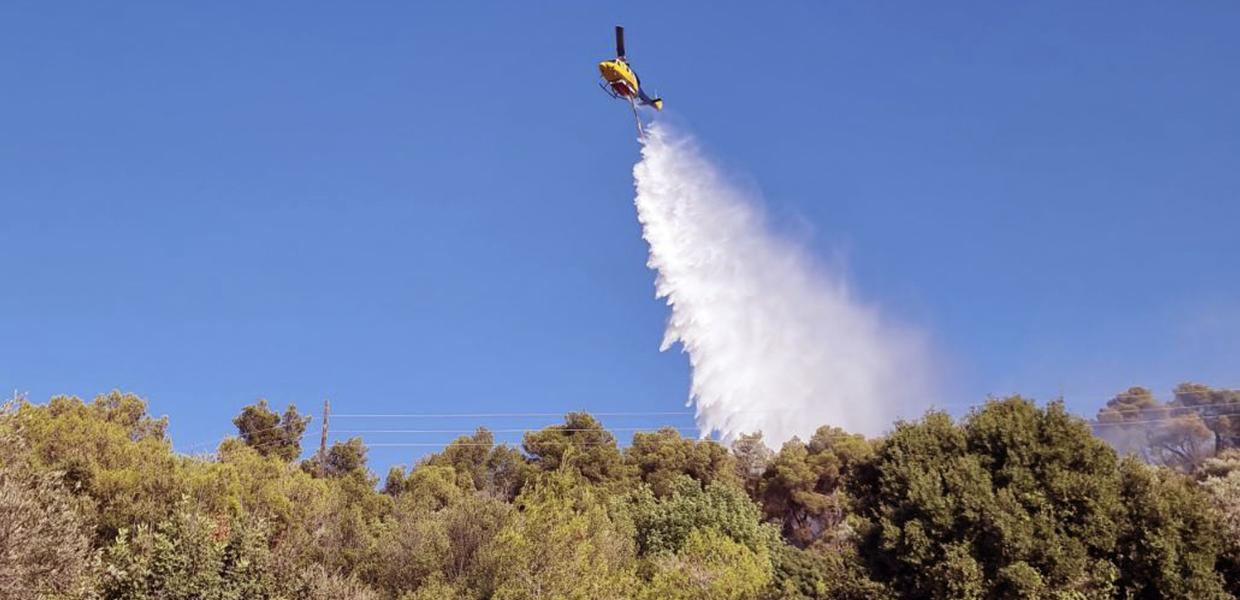 Ελικόπτερο επιχειρεί στη χθεσινή φωτιά στο Κρανίδι Αργολίδας, Σάββατο 22 Ιουνίου 2024. 