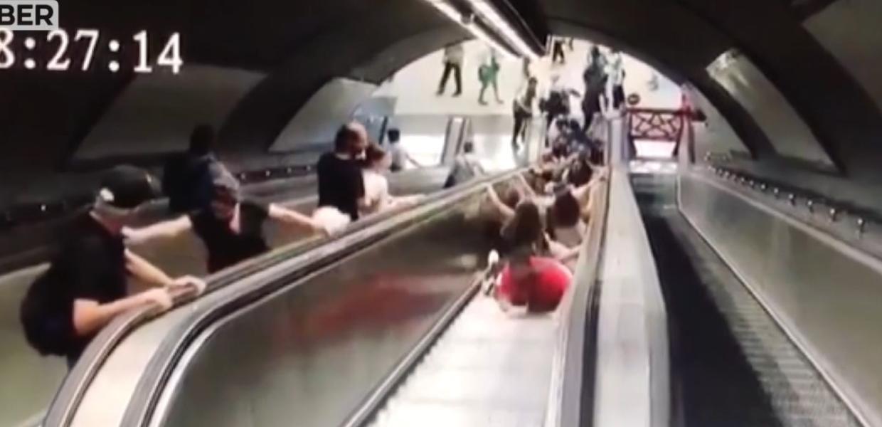 Κόσμος πέφτει σε κυλιόμενη σκάλα του Μετρό στην Τουρκία