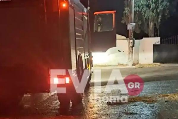 Πυροσβεστικό όχημα έξω από το κοιμητήριο της Νέας Λαμψάκου στη Χαλκίδα